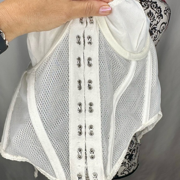 NWT White Fox Unapologetic Bustier White
Size Small - Picture 6 of 10
